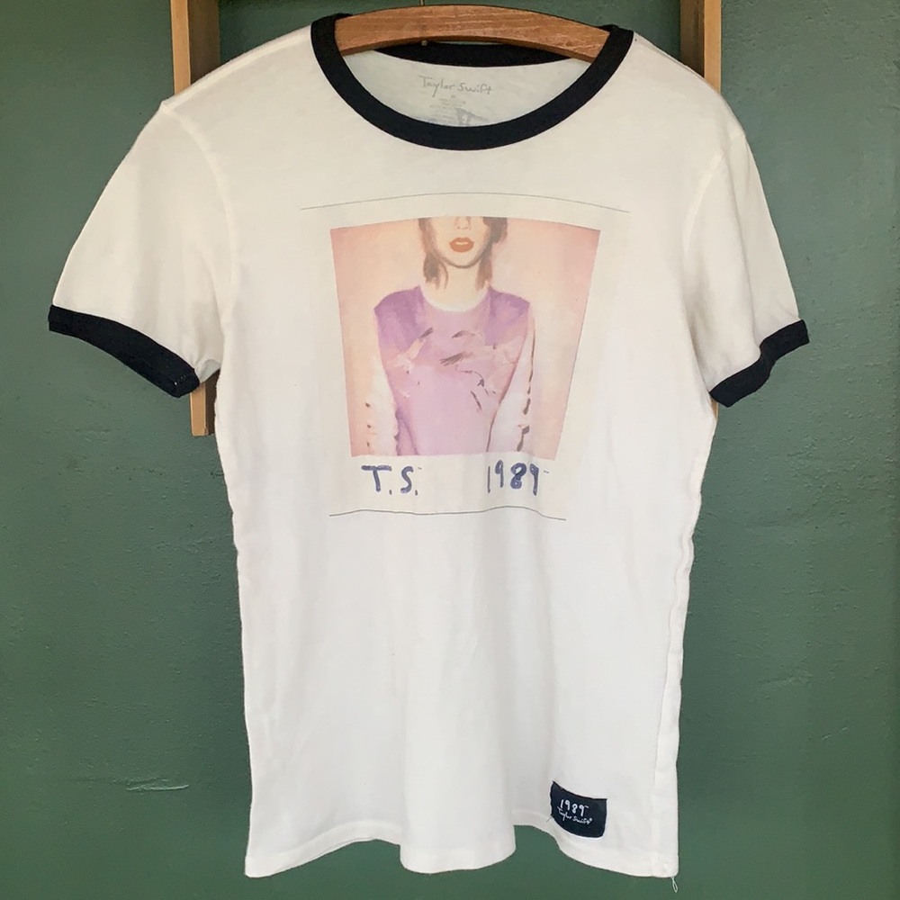 Taylor Swift The 1989 World Tour Shirt. Size Medium.